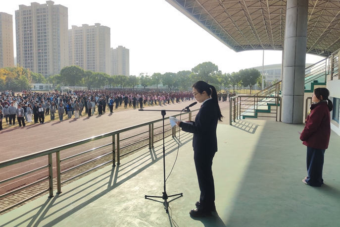 检察官舒娜国旗下讲话