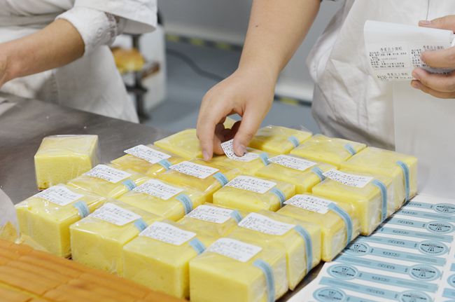 学徒们做好产品后，包装并贴上标签