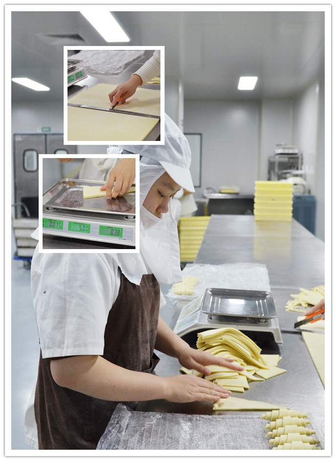 14高职烹饪班学徒尤嘉茜和顾新怡在制作面包