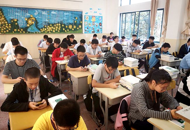 学生参与“向国旗敬礼”网上签名寄语活动 学生参与“向国旗敬礼”网上签名寄语活动