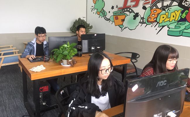 学生在文创中心体验