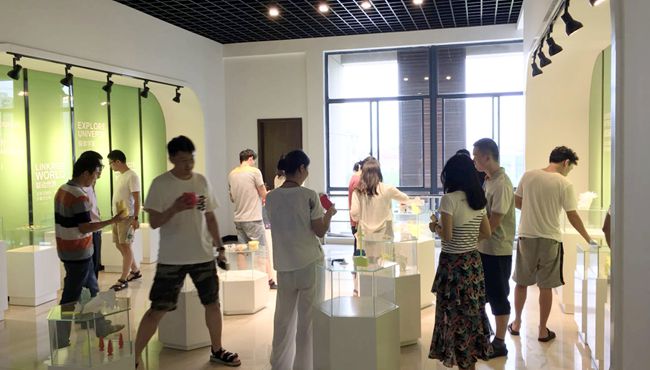 参观学生作品 参观学生作品