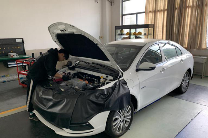 汽车技术组的同学正在练习新能源车故障诊断与排除项目