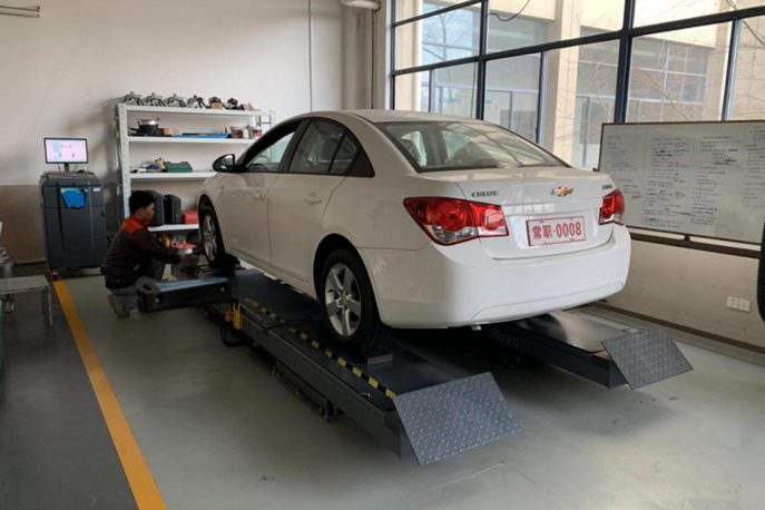 汽车技术组的同学正在练习车辆四轮定位与动平衡项目