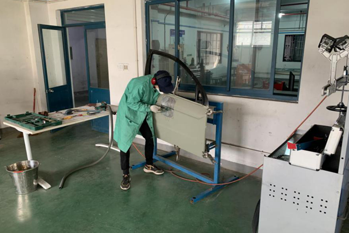 钣金组的同学正在练习车辆门壳钣金项目