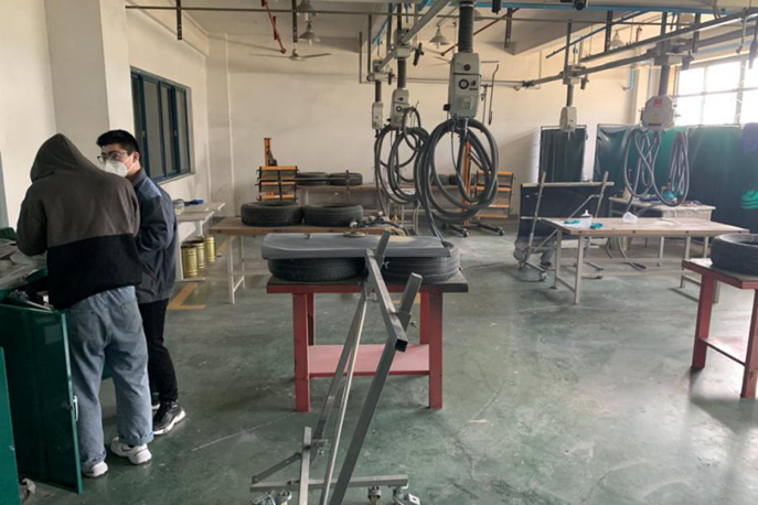 喷漆组的同学们正在讨论相关技术问题