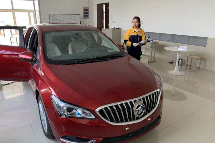 汽车营销组的同学正在练习六方位环车，前期检查等项目