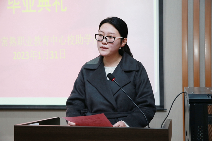 学生代表何天一发言