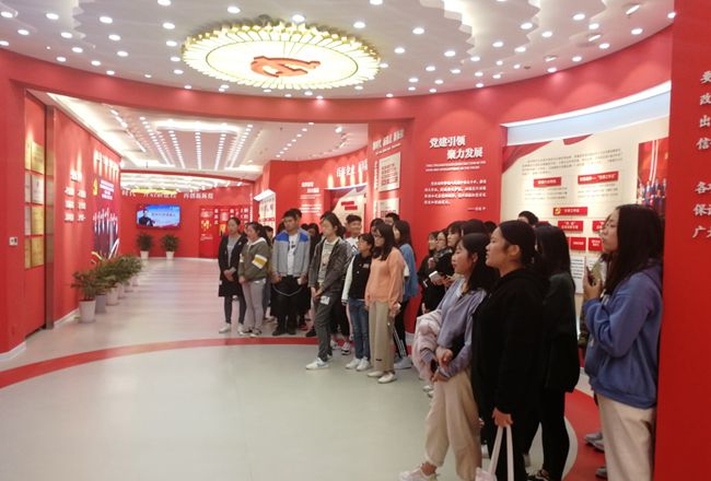 学员参观波司登党建展览馆