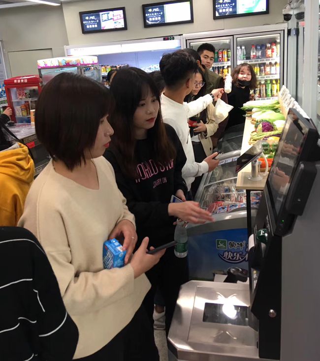 学员在无人便利店体验自助式服务