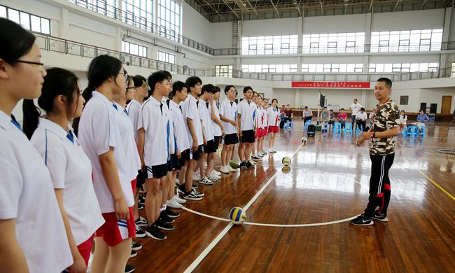 排球——正面双手垫球 授课教师:冯磊 排球——正面双手垫球 授课教师:冯磊