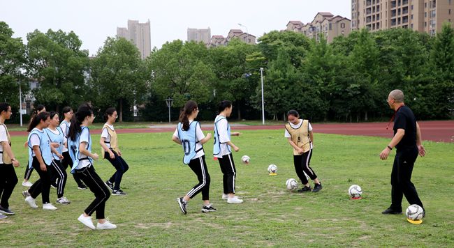 足球——脚内侧踢球 授课教师:张军 足球——脚内侧踢球 授课教师:张军